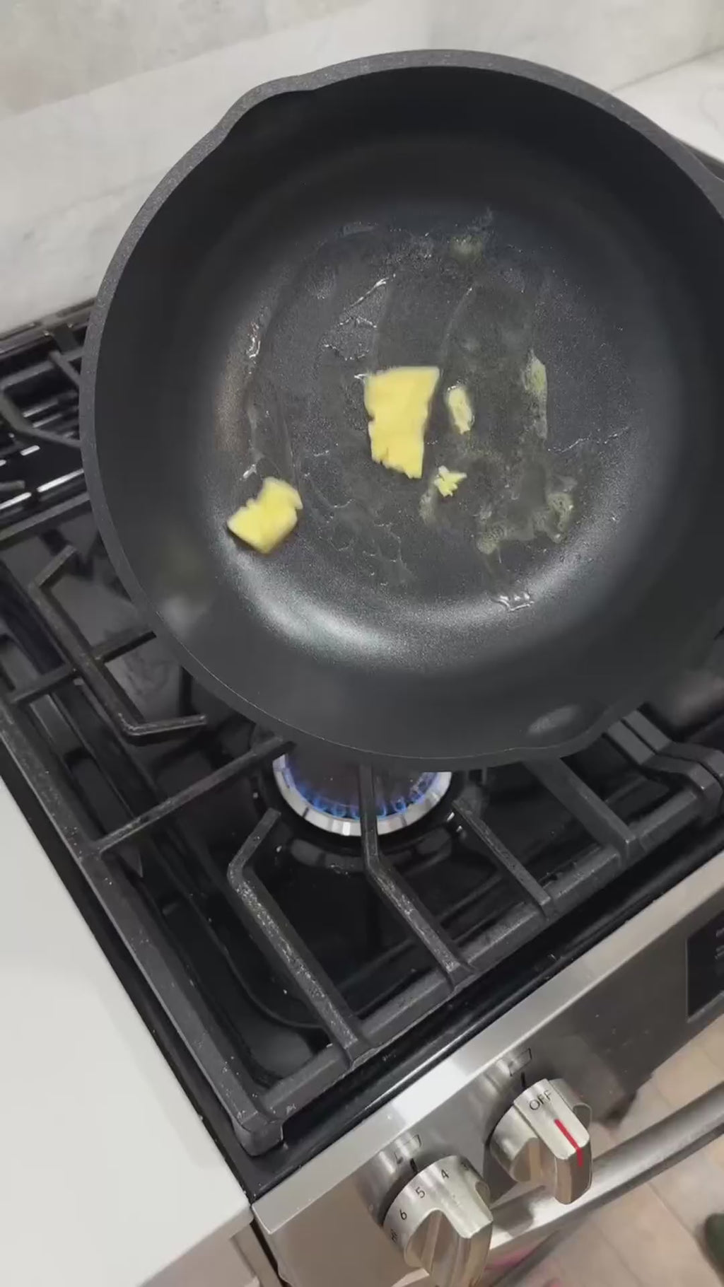 Foorey Home Non Stick Frying Pan Heat-Resistant Handle Nonstick Skillet Cookware Healthy Omelette Pan Compatible with All Stoves 9.44 Inch